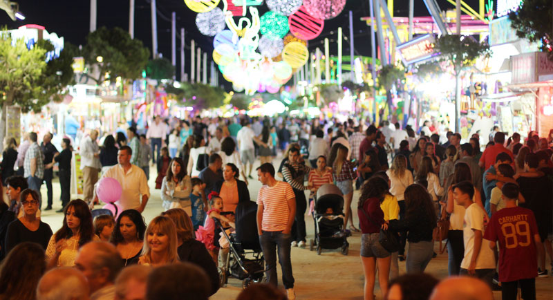 día del niño.  Tanto la noche del encendido del alumbrado como el Día del Niño, último de Feria, la noche estuvo repleta de público. Máxime de familias con hijos pequeños que disfrutaron de lo lindo gracias al colorido y alegría de la Feria de San Antonio.