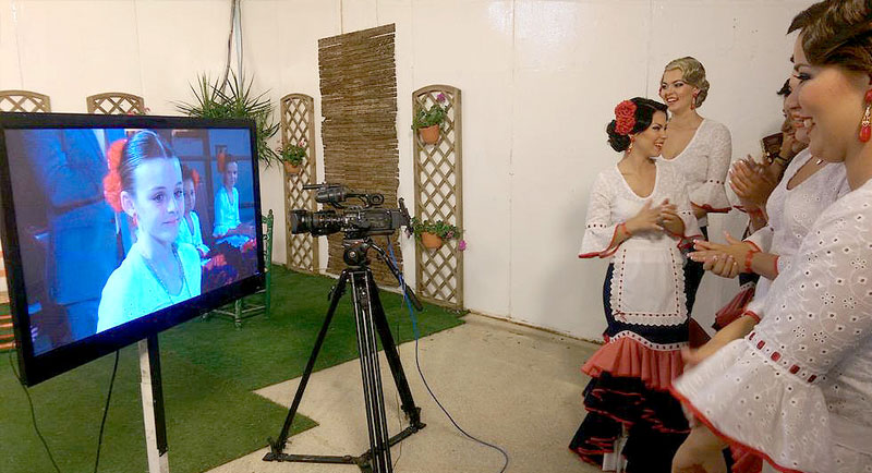 momento de emoción.  Momentos antes de la elección de la Chiclanera Mayor, se vivieron escenas de emoción. En la imagen las Chiclaneras juveniles siguen el acto de proclamación de la Chiclanera Mayor infantil. La ceremonia tuvo lugar en la caseta municipal.
