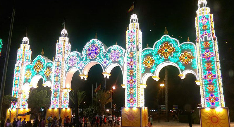 alumbrado.  La portada de la Feria de San Antonio estuvo permanentemente iluminada desde su inauguración oficial el miércoles hasta la madrugada del lunes. Por allí pasaron un buen número de visitantes y chiclaneros que disfrutaron de noches espléndidas en la feria, a pesar de que en algunos días el mal tiempo aguó la fiesta a más de uno.