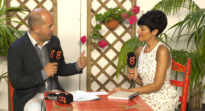 8 chiclana en la batalla.  Una Feria más la cadena local 8TV Chiclana se ha volcado con una programación exclusiva para la fiesta chiclanera. Aunque en la imagen sólo salen Juan Luis Iglesias y Ana Zambrana, hay que felicitar a todos y cada uno de sus profesionales.