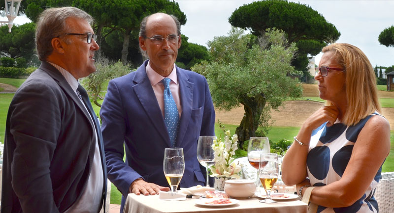representación de la directiva.  Rafael Hernández (centro), director del Club de Golf Novo Sancti Petri, estuvo presente en las instalaciones sociales comprobando, junto con otros compañeros, el correcto funcionamiento del evento organizado.
