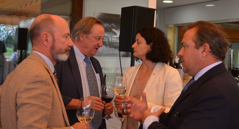 charlas distendidas.  Humberto Ybarra (izquierda), delegado provincial en Cádiz de la Real Federación Andaluza de Golf, compartiendo amistoso coloquio con otras personalidades.