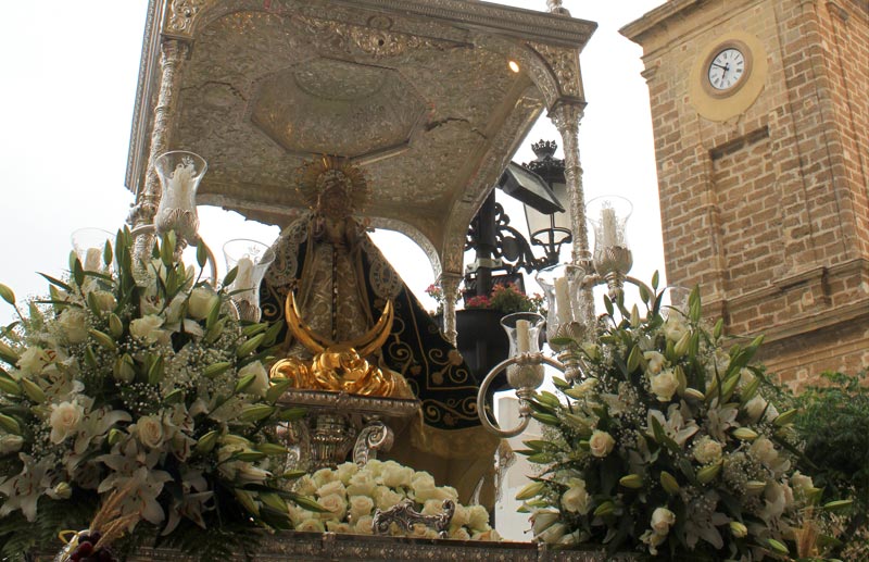 Una bella estampa la vivida con los tres pasos postrados en la Iglesia Mayor..  FOTO: ESTHER GALLARDO
