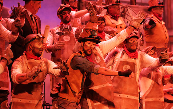 homenaje a ilde morales.  El coro gaditano 'La Fábrica de Humo' entonó un tango dedicado a la memoria de Ildefonso Morales. El joven chiclanero, componente del coro, fenecía el pasado año, en el transcurso de una reunión del propio grupo.