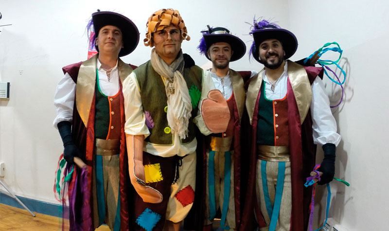 chocolatada popular. El conocido componente de chirigotas Manuel Leal 'Chocolate' participó el pasado martes con su grupo gaditano 'Compañía La Libertad' que cuenta con otros tres chiclaneros en sus filas. Los titiriteros estuvieron correctos en las tablas.