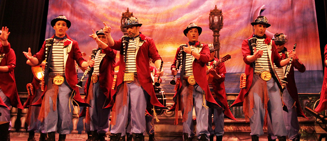 el origen de la comparsa. Manuel Meléndez volvía a la comparsa con la calidad que le caracteriza. 'Los Clarinetes' es el nombre del grupo que, junto a Francisco Sánchez 'Pacoli' y Jesús Moreno, pusieron en escena la génesis musical del creador de la comparsa. Interpretaron dos pasodobles de homenaje, a 'Los Majaras' en recuerdo por el pasodoble de la riada y al propio Pacoli.