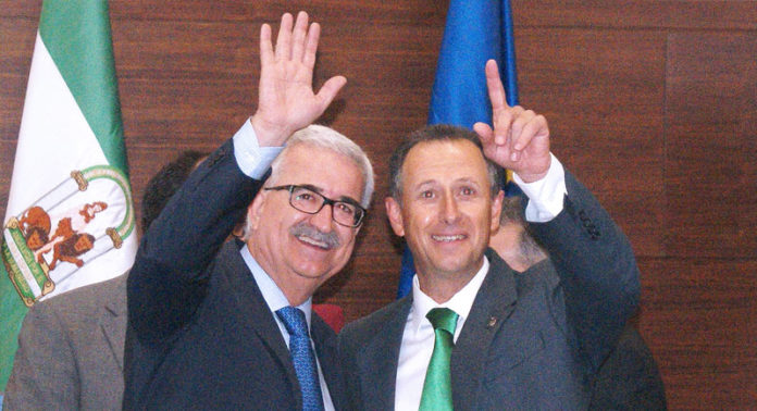 Jiménez Barrios y Román en la pasada toma de posesión de los ediles.