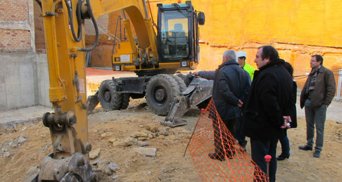 Los miembros del equipo de Gobierno en el acto de la primera piedra.