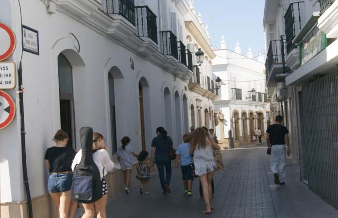 El bar 'Las cuatro esquinas' por su entrada en la calle Padre Añeto.