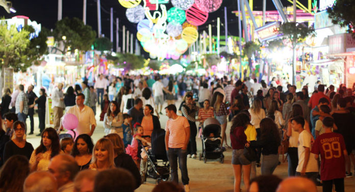 día del niño. Tanto la noche del encendido del alumbrado como el Día del Niño, último de Feria, la noche estuvo repleta de público. Máxime de familias con hijos pequeños que disfrutaron de lo lindo gracias al colorido y alegría de la Feria de San Antonio.