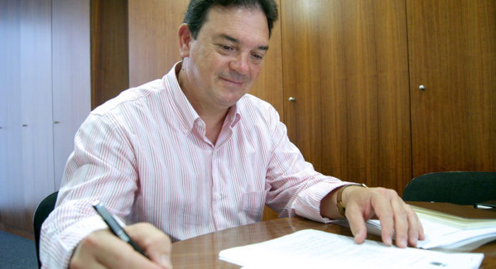 El concejal de Hacienda, Joaquín Guerrero, atendiendo a este medio.