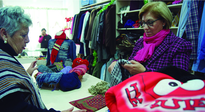 Las encargadas se afanan para preparar la ropa para su posterior puesta al público.