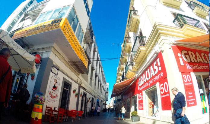 La calle es sombría, pero es un lugar de paso constante.