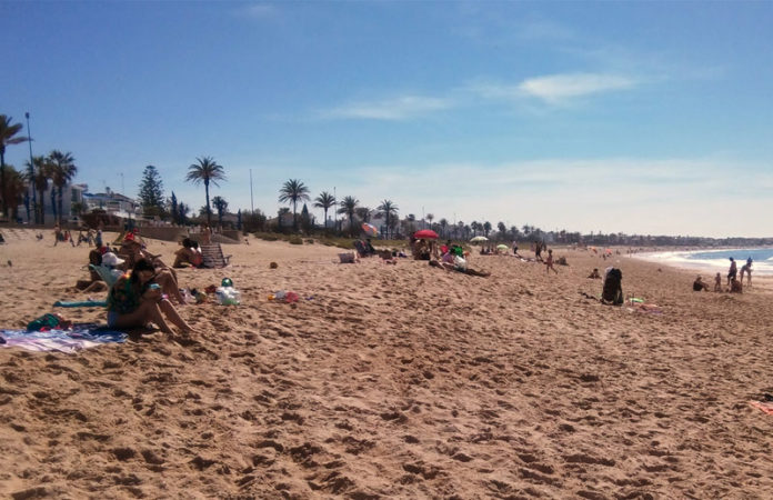 La Barrosa presentaba una imagen más propia del verano que de Semana Santa. FOTO: Muriel