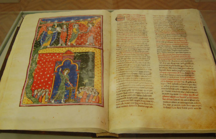 La pieza que recibe al visitante es un facsímil del Beato de Liébana.