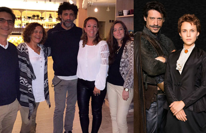 El actor con amigos de Chiclana en Atenas Paseo. A la derecha con parte del reparto de la serie.