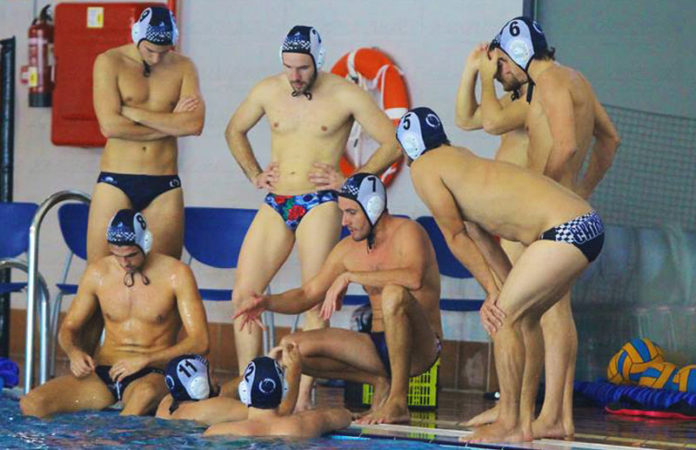 Los jugadores de waterpolo en un momento del partido.