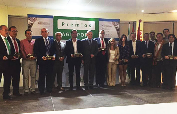 Foto de familia con los galardonados de este año por parte de AGESPORT.