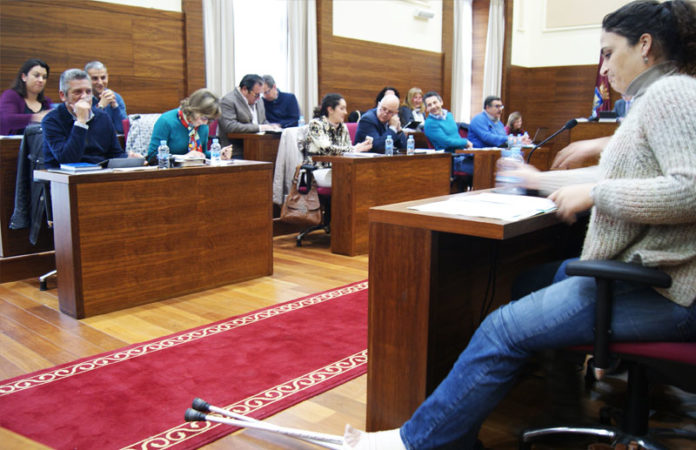 Ana Rodríguez irrumpió en el Pleno escayolada, ante la atenta mirada del resto de ediles. CaraS