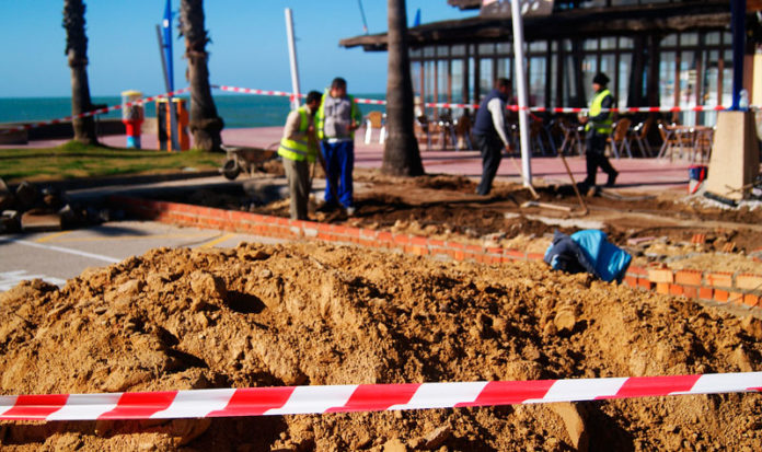 Beneficiarios de estos planes están ejecutando obras en el paseo marítimo de La Barrosa.