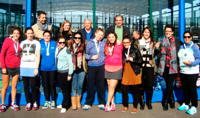 Los participantes del evento en foto de familia.