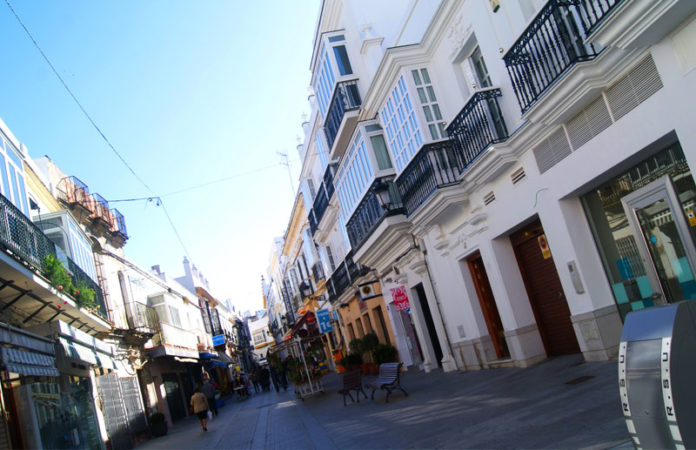 La Corredera Baja es una de esas calles llenas de vida del centro.